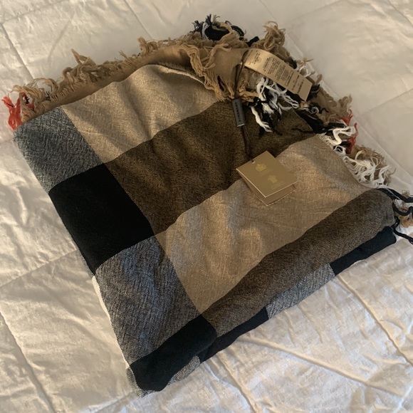 NWOT Burberry Fringe Scarf - Picture 10 of 10